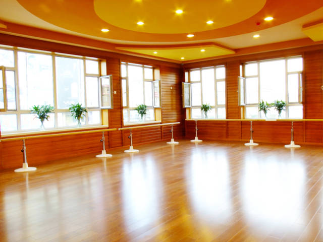 熱烈祝賀湖北黃石電視臺(tái)2011年新春晚會(huì)舞臺(tái)地板選用了歐氏舞臺(tái)地膠