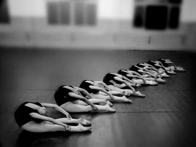 論遇到降雨潮濕天氣對(duì)木質(zhì)舞臺(tái)地板和PVC材質(zhì)地板的影響