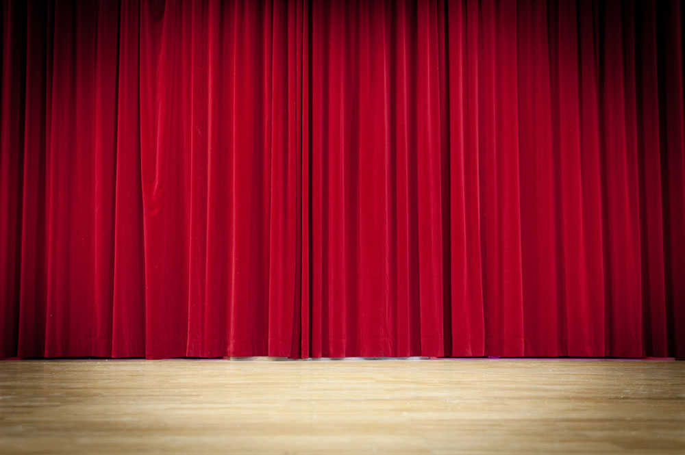 老人PK孩子在滄州市很好的舞臺地板上進行