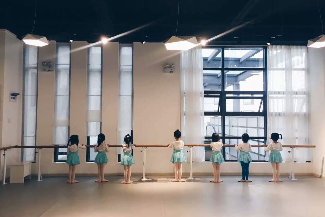 舞蹈地膠--洛貝舞蹈培訓班舞蹈室成功案例